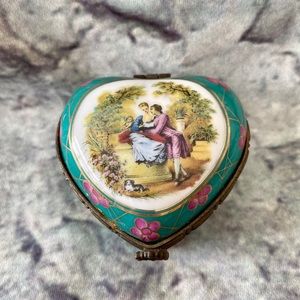 Beautiful Vintage Heart Shaped Trinket Box